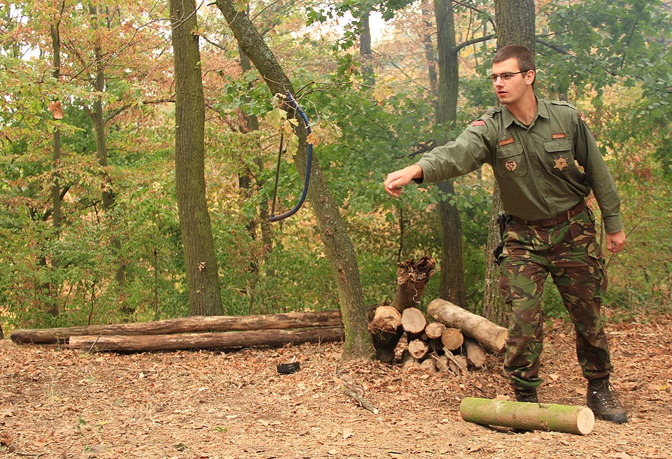 Vypadá to, že Brouk hází pilou, ale on tam ten nůž někde byl…