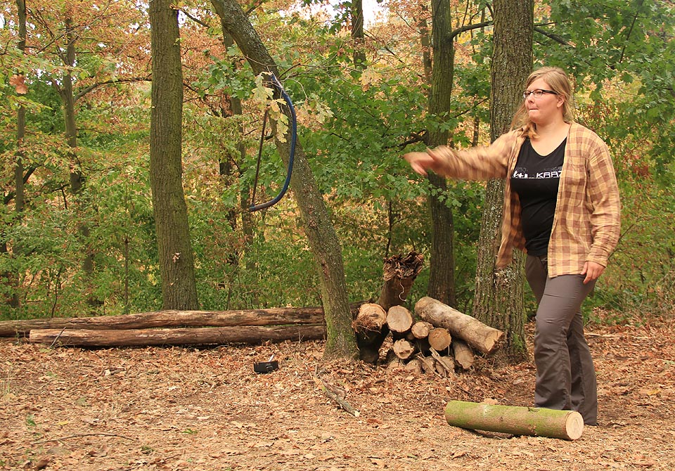 Žemlužena hází nožem.