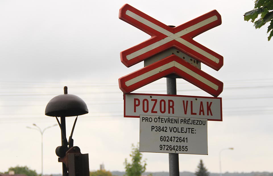 Staré dřevěné závory v Náměšti se dosud otevírají ručně. pro otevření přejezdu volejte 602472641 nebo drážním telefonem 972642855.