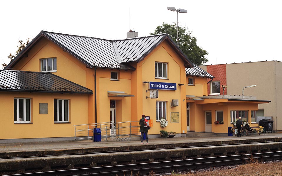 V <a href=/Tema/N%C3%A1m%C4%9B%C5%A1%C5%A5%20nad%20Oslavou%20(%C5%BEst)>Náměšti na nádraží</a> jsem zkoušel fotit se starým objektivem Pentacon 50 disponujícím úžasnou clonou 1.8 (bohužel neocenitelnou s mým APSC Canonem).