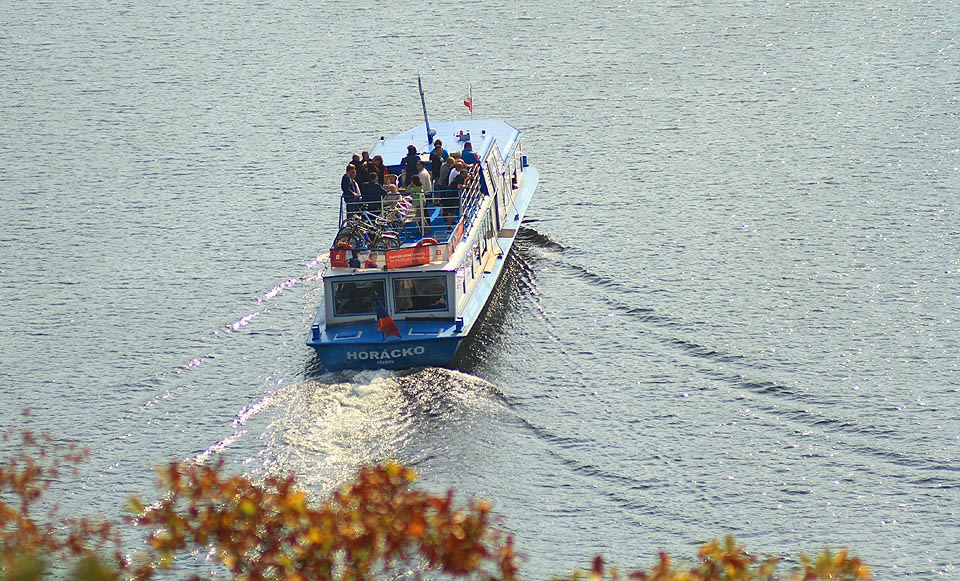 Loď Horácko jsem z výše kozlovské zříceniny zachytil se sovětským objektivem Таир 11а (ohnisko 135 mm po přepočtu na Canon 7D 216 mm).