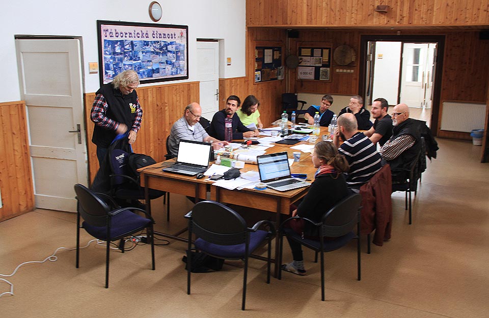 Poradu v hlavním sále oddílu BVÚ (Baník Vítězný Únor) navštívili také dva sveromoravští hosté - Mexičan a Rolf.