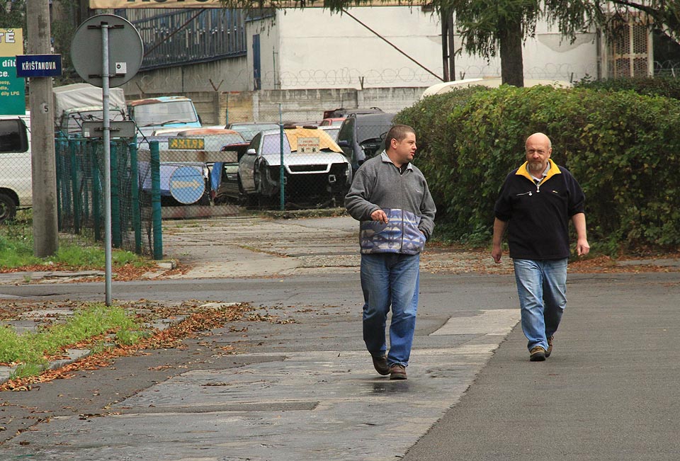 Kosťa a Alpín právě rychlou chůzí vybrali zatáčku z Křišťanovy na Koksární ulici v Ostravě.