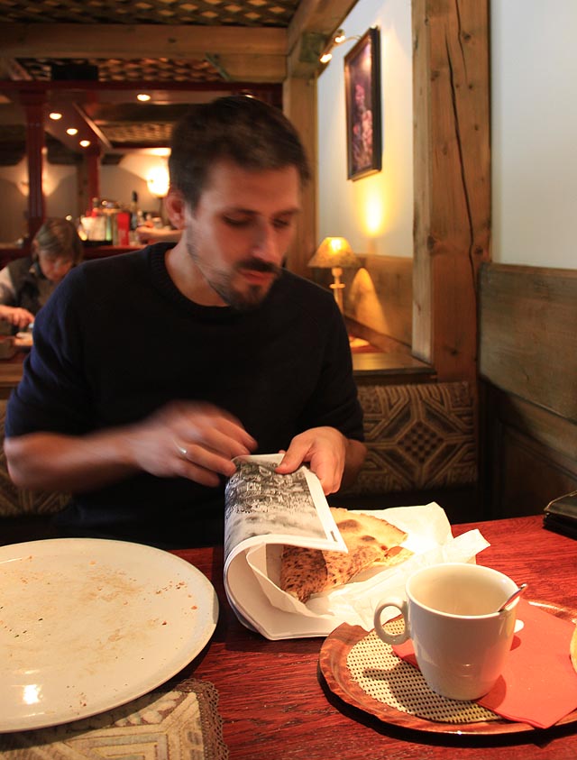 Vojta si balí pizzu do zkušebního výtisku Bobří stopy.