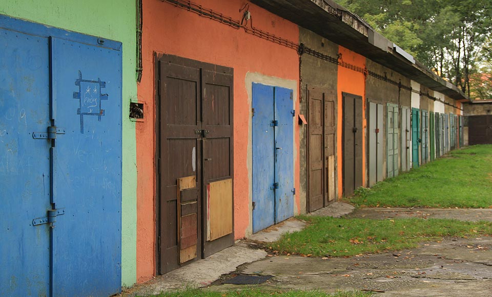 Poetika garáží je v Ostravě podobná <a href=/obrazek/Temata/Vlecka_praha_holesovice_pristav/vlecka_praha_holesovice_pristav_8.jpg>té v Praze</a>.