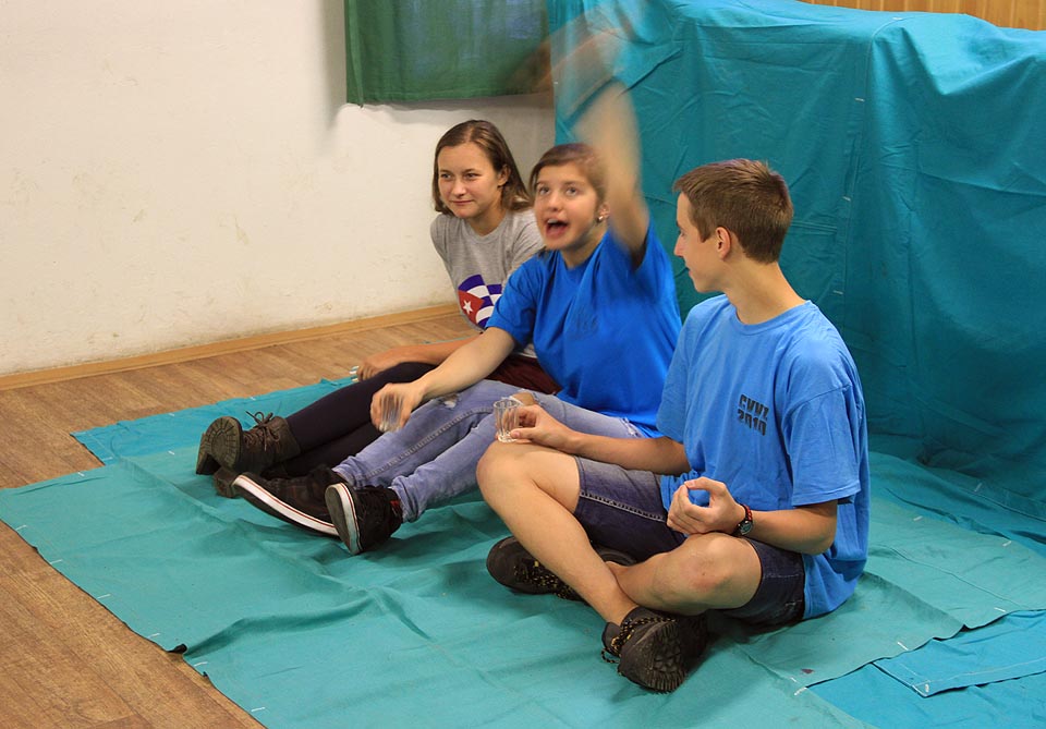 Drobek, Alča a Eidam zkouší natáčení před modrozeleným plátnem, které Hryzal posléze vystříhne a nahradí světáckým pozadím.