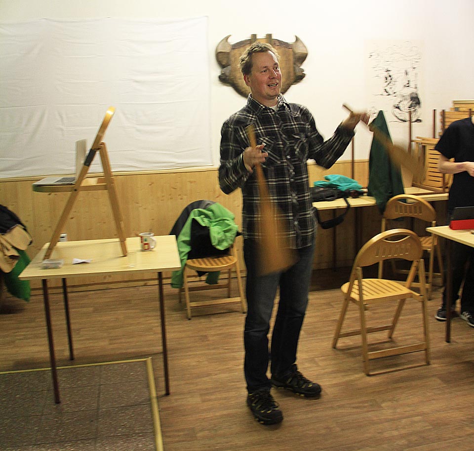 Hlavnímu šéfovi CVVZ Strejdovi Vláčkovi z toho všeho už mírně hrabe.