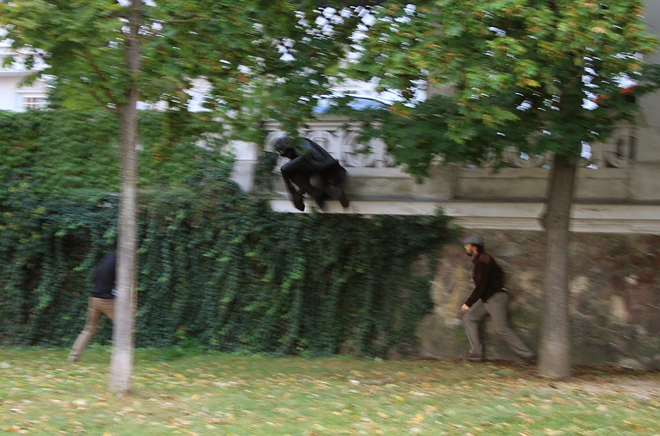 Už skáče ze zdi dolů, rovnou do pasti.