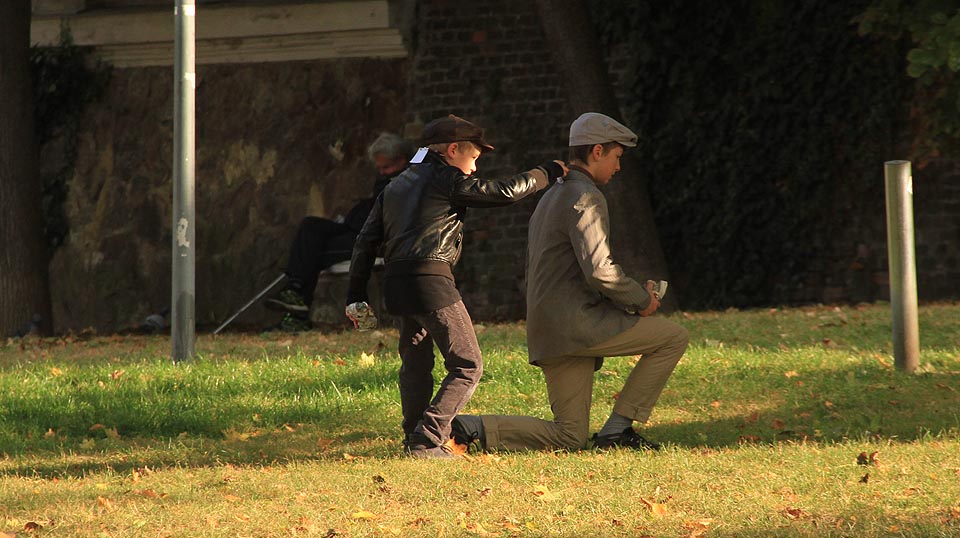 První hra byla inspirována Jestřábovým Bojem o ježka v kleci - účastníci zjišťovali v soubojích, co jsou sami zač, z cedulek napsaných na zádech.