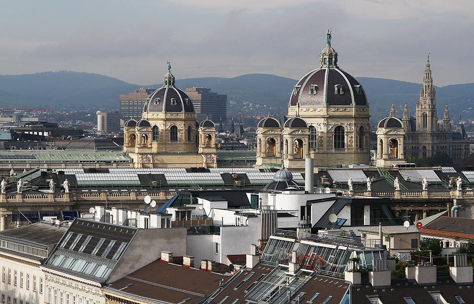 Pohled na známé kupole kunsthistorického a přírodohistorického muzea na náměstí Marie Terezie.