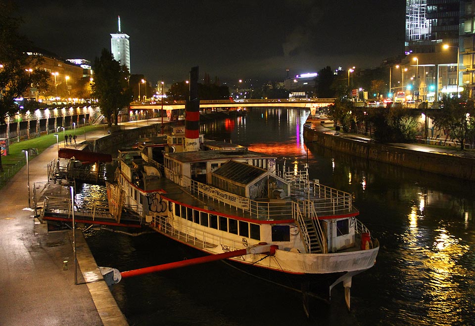 Dunajský kanál, kousek nad soutokem s řekou Wien.