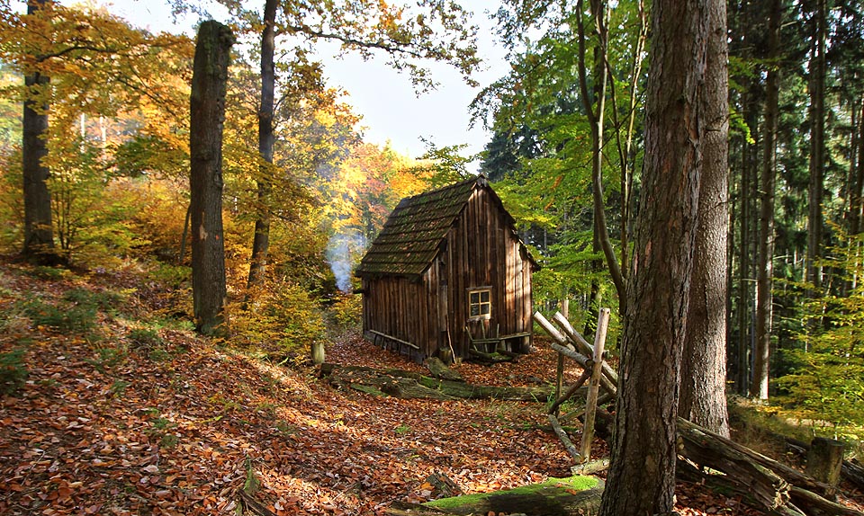 Bouda stojí na svém místě už přibližně 90 let. Snažíme se a doufáme, že ještě nejméně 90 dalších let vydrží být oázou klidu, kde se zastavil čas.