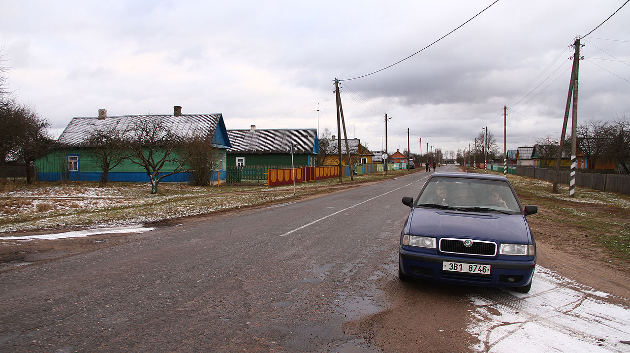V celém Bělorusku platí povinné elektronické dálniční mýto. Abychom se vyhnuli platbám a hlavně složitému kupování vysílače, cestovali jsme mírně delší cestou přes malé vesničky, kam cizinci nezavítají, jak je rok dlouhý (celkem je jich v Bělorusku málo). Naše auto proto na místních (často neasfaltovaných) silnicích vzbuzovalo náležitou pozornost.