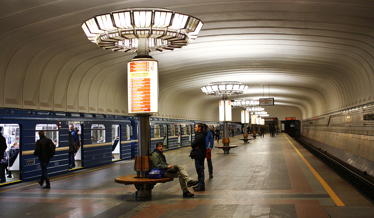 V Мінску jsou aktuálně v provozu dvě linky metra, ve výstavbě je linka třetí. Hned první den (ve středu 28. prosince) jsme vyrazili na průzkum podzemky. Přes zákaz focení se nám podařilo obrázky pořídit bez potíží - vyzkoušel jsem si výtečnou světelnost a kresbu nového objektivu Canon EF-S 24 mm. Na snímku stanice Трактарный завод.