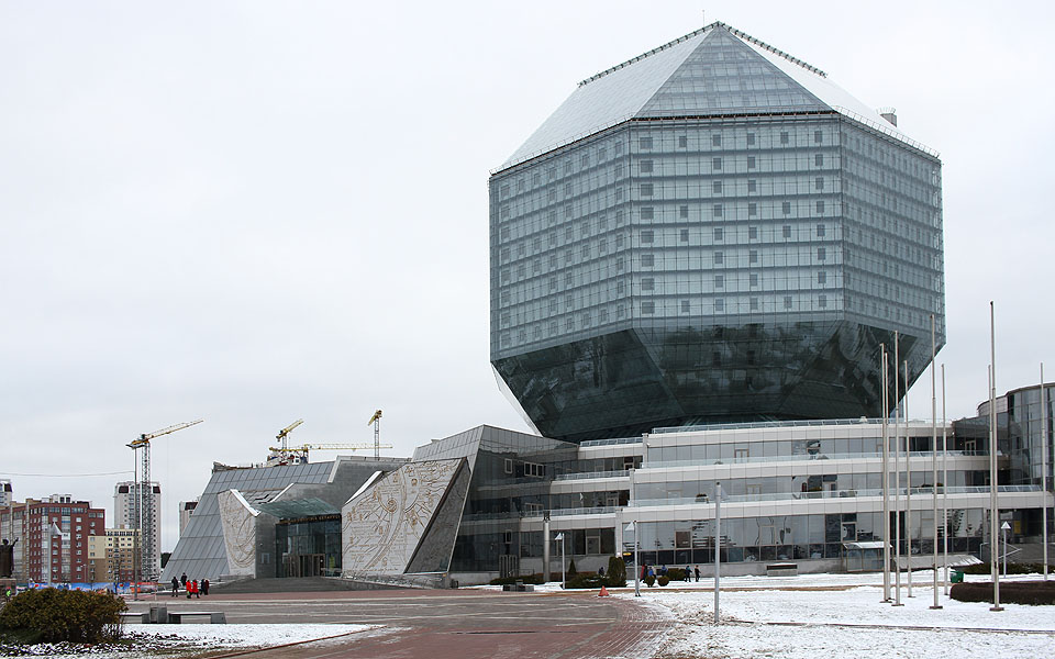 Zatímco Kaplického chobotnice je dodnes předmětem sporů, v Мінску už se dohádali a postavili národní knihovnu v trošku méně extravagantním stylu.