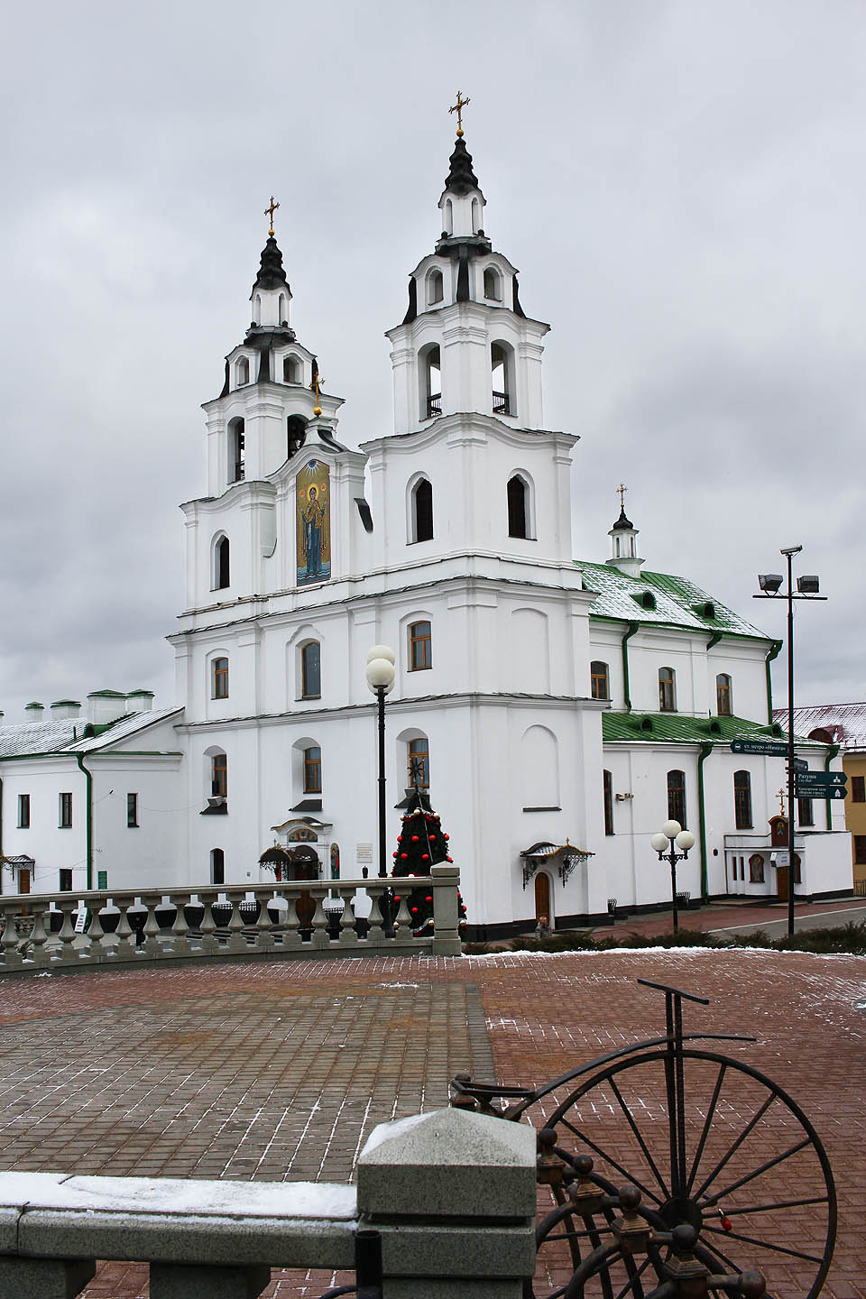 Kostel svatého ducha je jednou z mála staveb, která po 2. světové válce v Мінску zbyla. Na horním konci ulice Cyrila a Metoděje tvoří přirozený střed tzv. Horního města - skupiny asi 4 ulic, které připomínají, jak mohlo město kdysi vypadat. Zbytek Мінску pak tvoří moderní poválečné stavby.