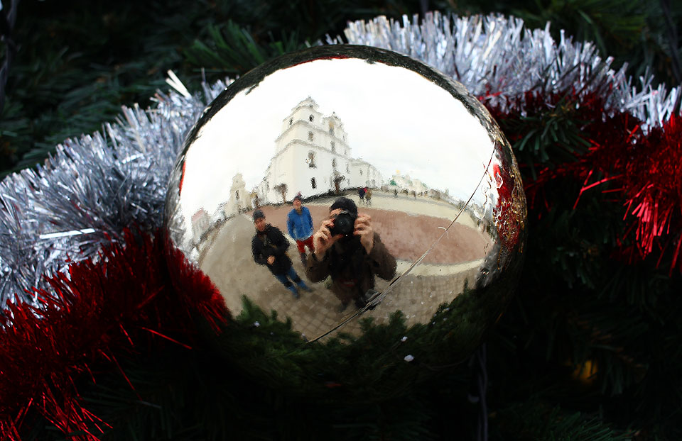 Na čtvrteční prohlídku jsem vyrazil se Sovou a ¥em. Ve městě panuje předvánoční atmosféra, z kostelů se ozývají zpěvy, obchody jsou plné zákazníků bažících po dárcích a ulice lemují voňavé stánky se svařeným vínem, cukrovím, svíčkami a ozdobami. Při včasném odjezdu na východ lze zažít doslova „druhé Vánoce“.