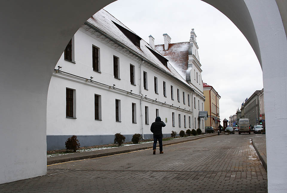 Historický průchod mezi ulicí Hersena a Hudební uličkou je snad tím jediným, co by v Мінску mohlo vzdáleně připomínat Stínadla.
