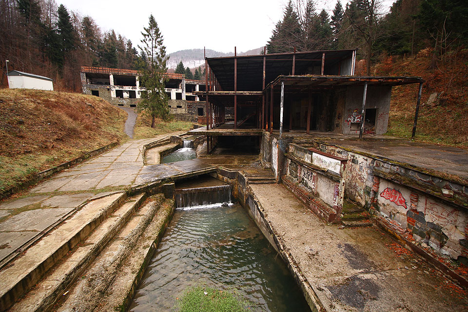 První zastávkou na naší cestě bylo nejkrásnější polské město duchů - Kozubnik. O zajímavé ruině rozkládající se nad potokem v horském údolí řeky Soly připravujeme na zítřek samostatný článek.