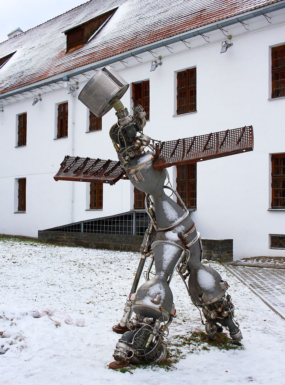 Ve starém (Horním) městě ale najdete taky třeba sochu člověka v nadživotní velikosti, svařenou z raketových motorů.