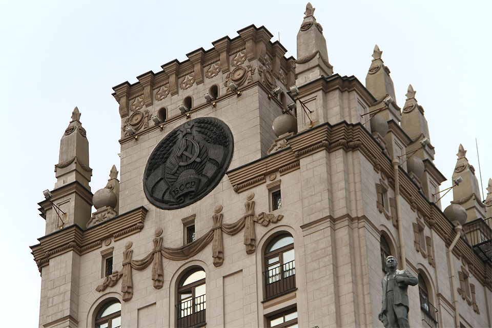 Čtvrtek patří městu - procházíme těch několik zajímavých a turistům doporučených míst, ovšem nevzbuzují v nás zvláštní zájem. Obědváme v podzemí pod náměstím na třídě Няміга, kde se skrývají rozsáhlé podzemní komplexy s obchody a restauracemi a pak míříme na nádraží. Budovy zde zhusta zdobí socialistické symboly připomínající období výstavby nového Мінску.