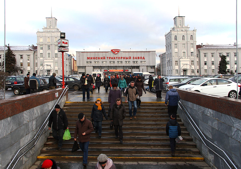 Mezi pamětihodnosti Мінску patří bezesporu také strojírenský závod na výrobu traktorů Belarus, které proslavily město i zemi po celém světě. K hlavní bráně jsme dorazili zrovna ve chvíli, kdy se z budovy vyvalilo několik stovek zaměstnanců a houfně zamířili do metra.