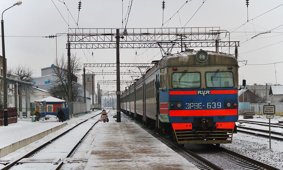 Díky manipulaci s časem v posledních letech (Bělorusko se společně s Ruskem v roce 2011 posunulo do stálého letního moskevského času, Rusové se později vrátili k původnímu systému, ale Bělorusové už nikoliv) svítá nyní až kolem 10. hodiny dopoledne. Tou dobou jsme již dávno na cestě za dalším objevováním země.