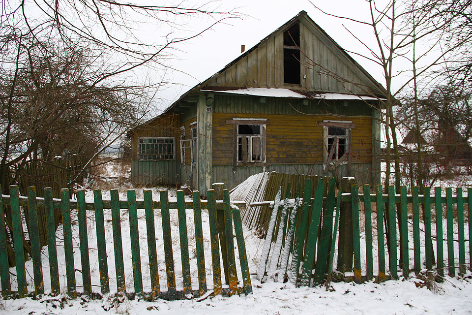 Stejně jako v ostatních evropských zemích, také v Bělorusku trpí venkov odlivem obyvatel, kteří se stěhují do velkých měst. Ve vesničkách na naší trase bylo plno domů k prodeji nebo již docela neprodejných. Ve vesnici Петуховщина jsme jeden takový rurexový domek prozkoumali podrobněji.
