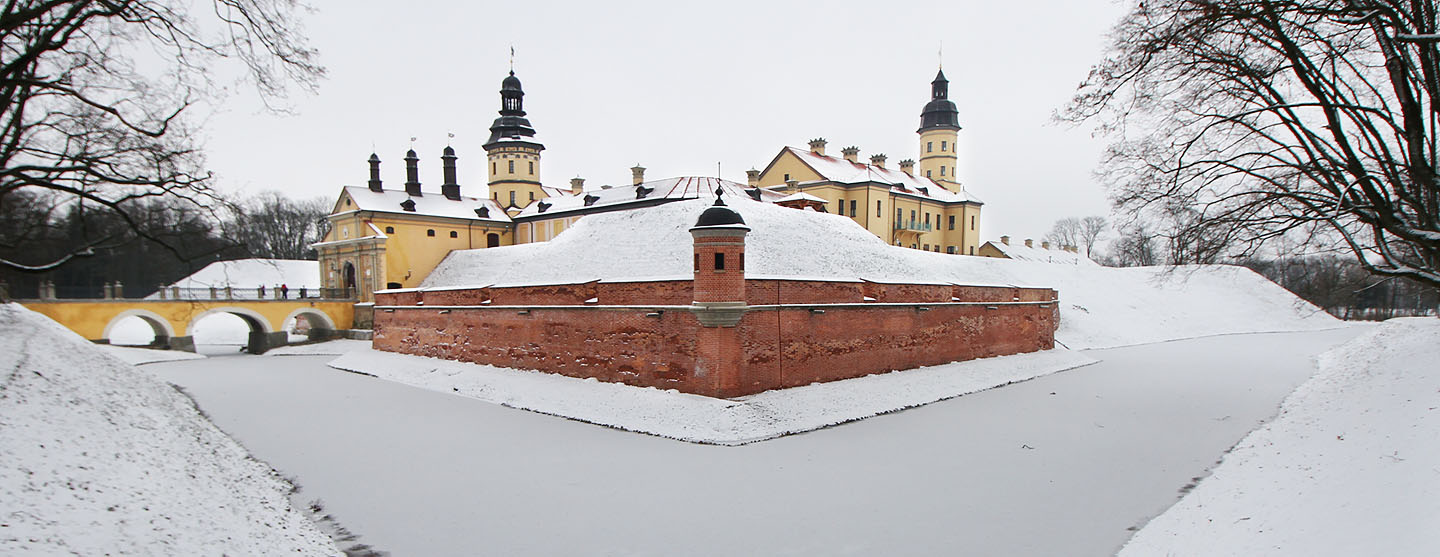 Zámek Нясвіж je vlastně původní pevnost obehnaná ze všech stran zamrzlými vodními příkopy. Jde o nejhezčí zámek (a památku vůbec) v Bělorusku, nicméně měřeno českými měřítky, dosáhl by spíš na lepší průměr.
