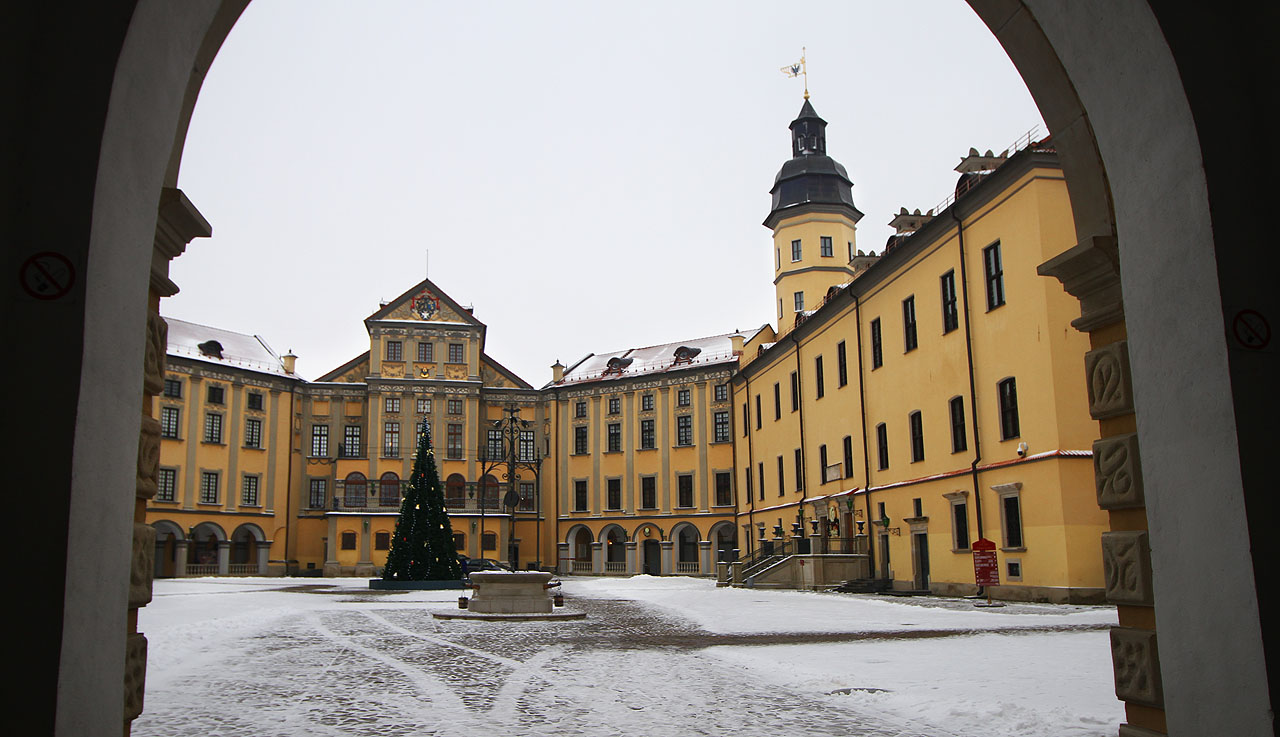 Na nádvoří jsme jenom nakoukli. Vstupné ve výši 135 Kč a časově náročná prohlídka nás odradily. Před „křesly císařů“ jsme dali přenost prohlídce opevnění zvenku a návštěvě zpustlého kláštera a ještě pustšího židovského hřbitova. Válka zanechala na dnešním Bělorusku opravdu nenávratně hlubokou stopu - stavby starší 70 let jsou výjímečné, navíc často ve stavu, kdy není, o co stát. Musela to být doslova spálená země.