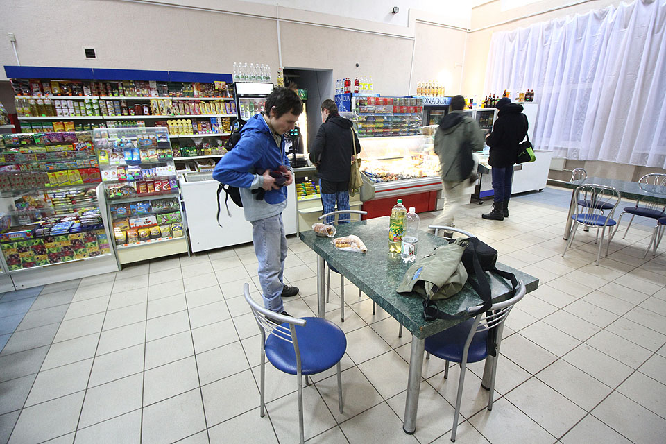 Na zpáteční cestě navštěvujeme nádražní jídelnu, která nám připomíná slavný, avšak zaniklý Express bar v Čopu.