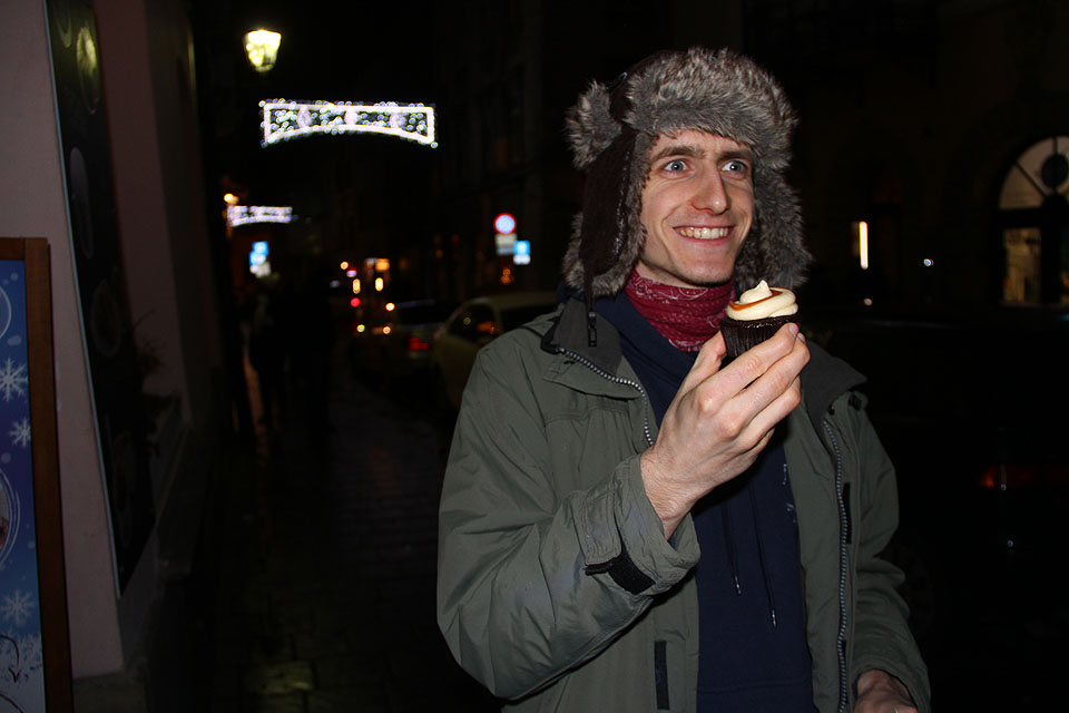 Další, tentokrát již noční, zastávka nás čekala v Krakówě, kde Svišť mj. vyhrál sázku o vyhlášený místní cupcake se slaným karamelem.