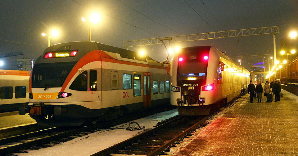 Poslední páteční fotkou se prozatím loučíme. V Мінску na hlavním nádraží vedle sebe stojí nová jednotka Stadler, vyráběná přímo v běloruském závodě švýcarské firmy pro místní příměstskou železniční společnost CL (City Lines), na koleji vpravo pak mezinárodní vlak do litevského Vilniusu vedený jednotkou Pesa z polské Bydgośće.