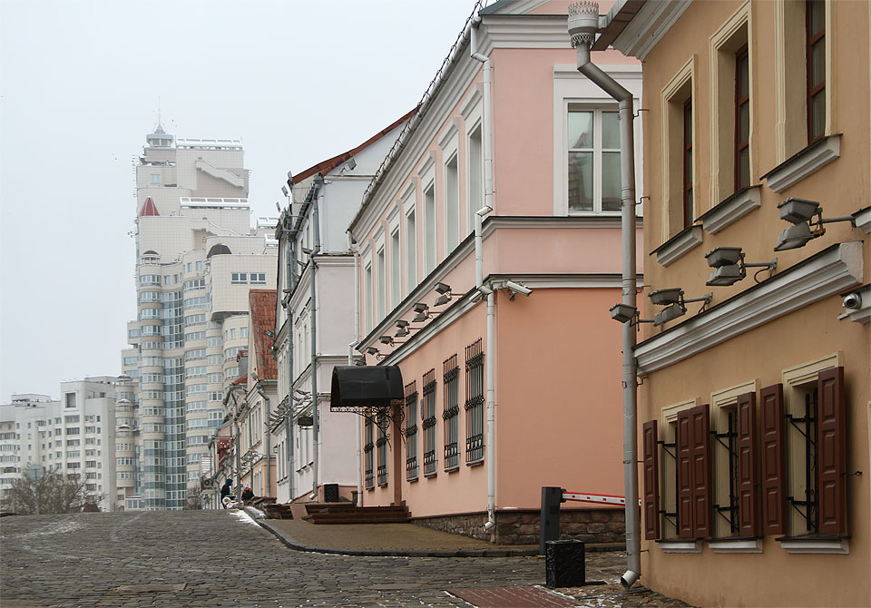 Několik starších ulic se nachází také na druhém břehu Свíслаче, ve čtvrti Траецкае прадмесце, která vznikla podle pověsti okolo kostela svaté trojice založeného Vladislavem Jagellonským. Předválečné budovy jsou v Bělorusku natolik vzácné, že se předměstí se synagogou objevilo i na nové pětirublové bankovce.