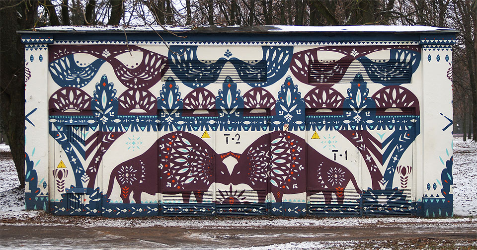 Jakožto kompletně moderní město nabízí Мінск řadu příležitostí k projevům moderní architektury - obdivovat (nebo se škaredit) lze obří paláce ze žlutého kamene, socialistické obytné bloky, plastiky, rekonstrukce původních staveb, moderní mrakodrapy, ale také maličkosti jako originální stojany na kola nebo třeba trafostanici pomalovanou lidovými motivy se zubry.