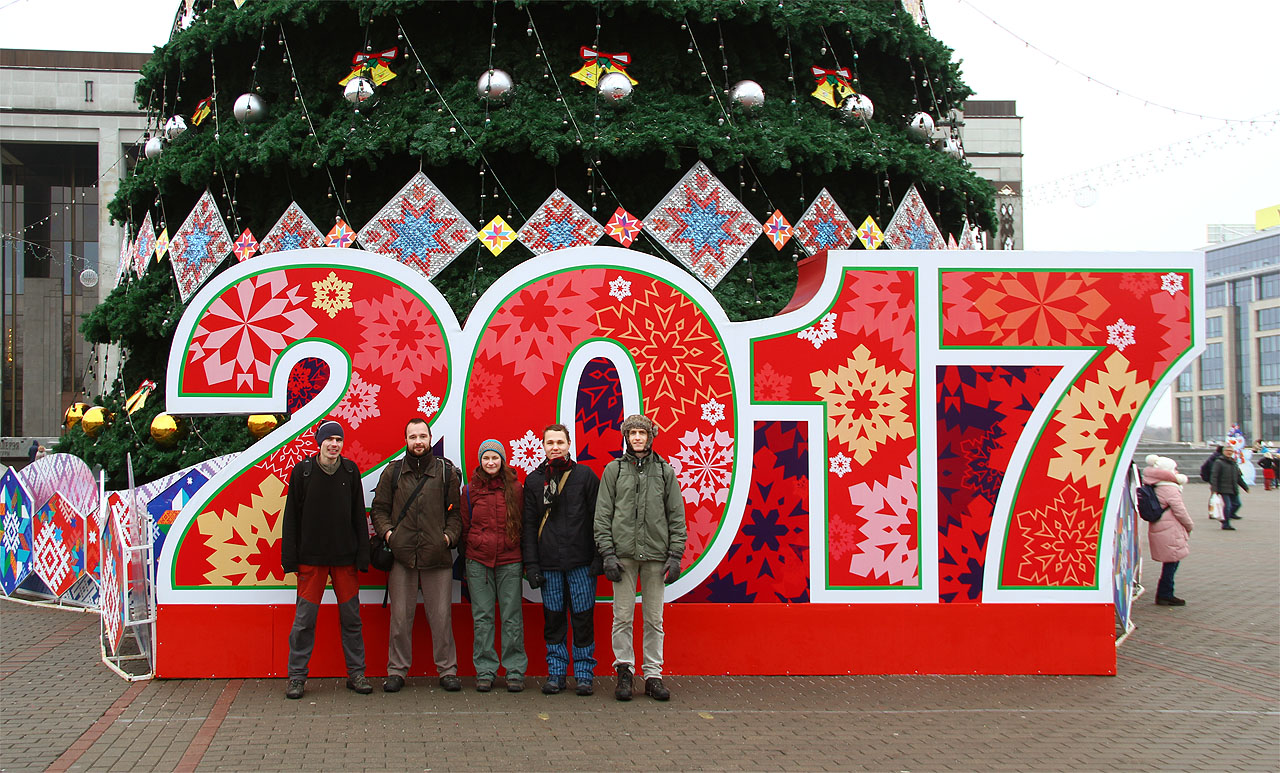 Společné foto na říjnovém náměstí před vánočním stromem a palácem republiky.