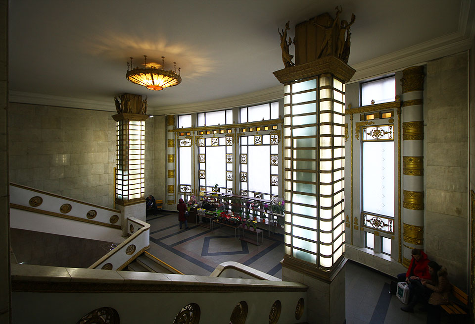 Doposud spíše opomíjenou architektonickou lahůdkou jsou (zejména pro našince) obchodní paláce z předválečných a zejména poválečných let. Zřejmá je u nich inspirace americkými vzory v silně imperiálním stylu, zde ovšem doplněná působivými prvky takzvaného socialistického realizmu (který má však k realizmu často hodně daleko). V Мінску jsou obvykle budovy ve velmi dobrém stavu.