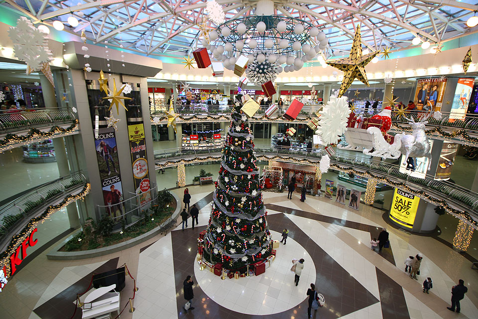 Obchodní domy tu však vyrůstají pořád - od války až do dnešních dní. Jeden z modernějších se nachází pod náměstím mezi Sovětskou ulicí a prospektem Nezávislosti. Tři patra nákupních ploch se na povrchu projevují jen klenutými skleníky, v podzemí však skýtají tepelně příznivé prostředí i v obdbí nejtužších veder.
