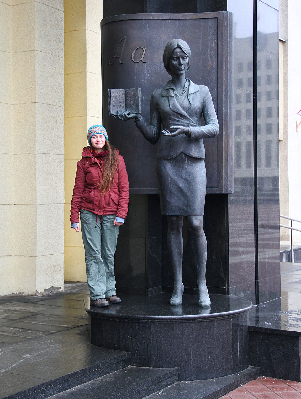 Drobek se před vchodem do jedné z minských univerzit připravuje na svoji kariéru učitelky na fakultě v nastávajícím semestru.