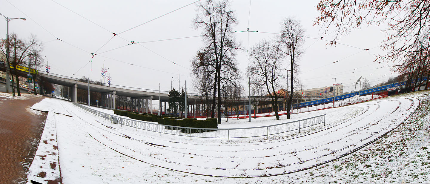 S rozvojem sítě metra (současné dvě linky se od roku 1984 rozrostly do délky 37,3 km a řetí je ve výstavbě) postupně ubývá minských tramvajových tratí. Na snímku panoramatický pohled na opuštěnou tramvajovou smyčku za hlavním nádražím. Československé tramvaje dojezdily před několika roky, nyní brázdí ulice Мінску výhradně vozy místní výroby.