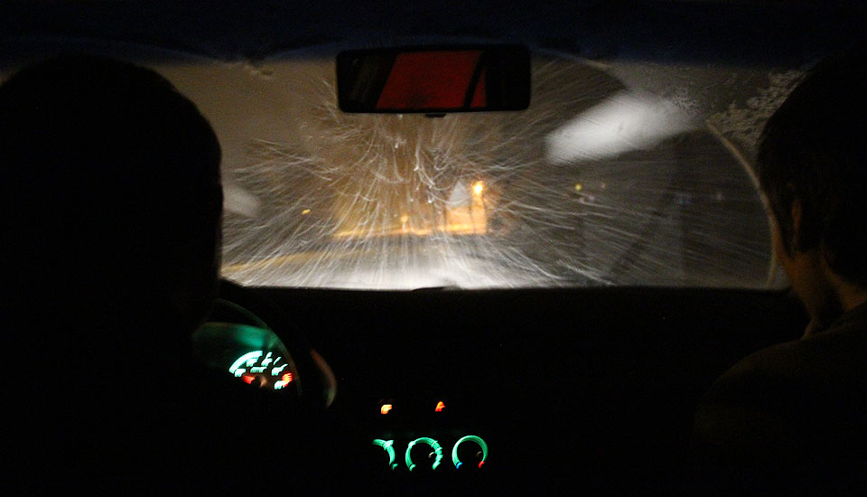 Další cesta se stávala náročnější. Po 16 hodinách jízdy se začala hlásit únava a navíc přibývalo mokrého sněhu, který brzo na silnicích utvořil vrstvu dost mocnou na to, aby byla poznat při brždění.