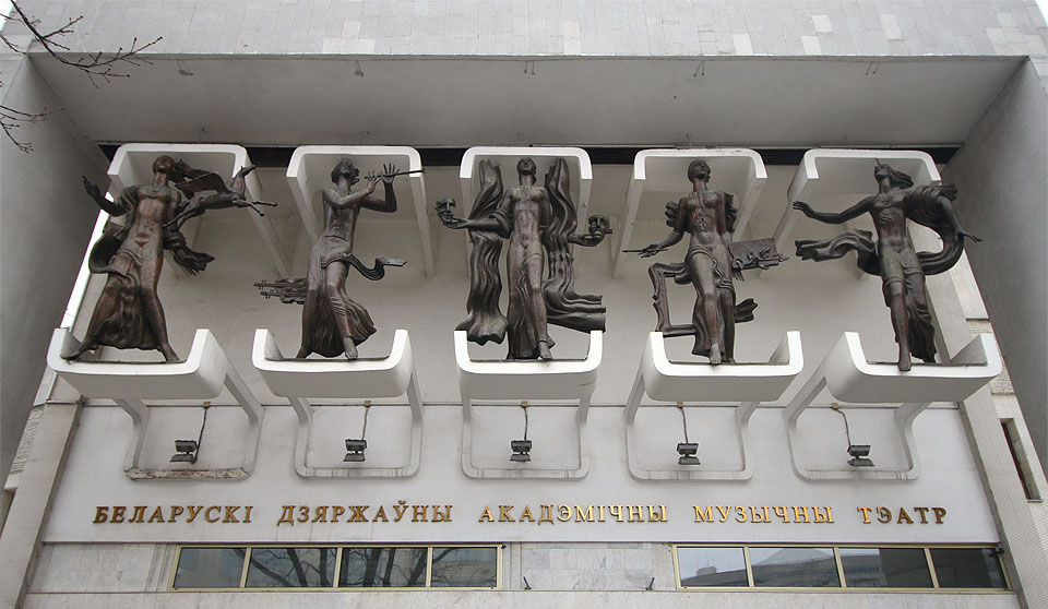 Město je doslova plné uměleckých děl socialistického stylu od 50. do 80. let 20. století. Na snímku vstup do hudebního divadla.