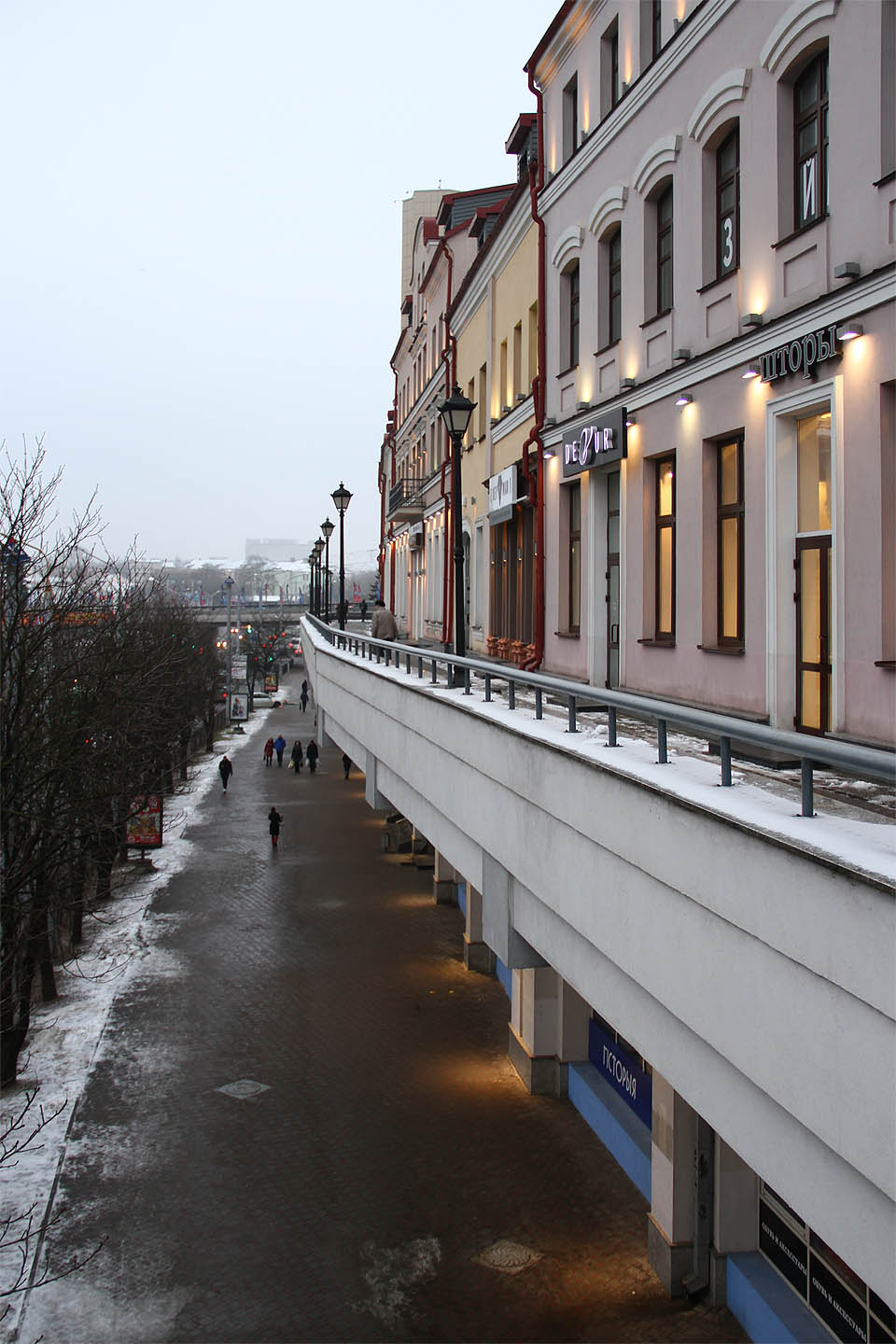 Ulice Няміга prošla od roku 1067, kdy zde (tehdy za městem) proběhla rozsáhlá bitva mezi Polockým a Kyjevským knížectvím, mnoha změn. Po asanaci starší zástavby v 70. letech 20. století vyrostly na její východní straně repliky původních domků zvýšené o dvě poschodí - ulice tak má dvě patra - dolní, především pro auta - a horní, přístupné z pavlače a podobající se původní ulici.