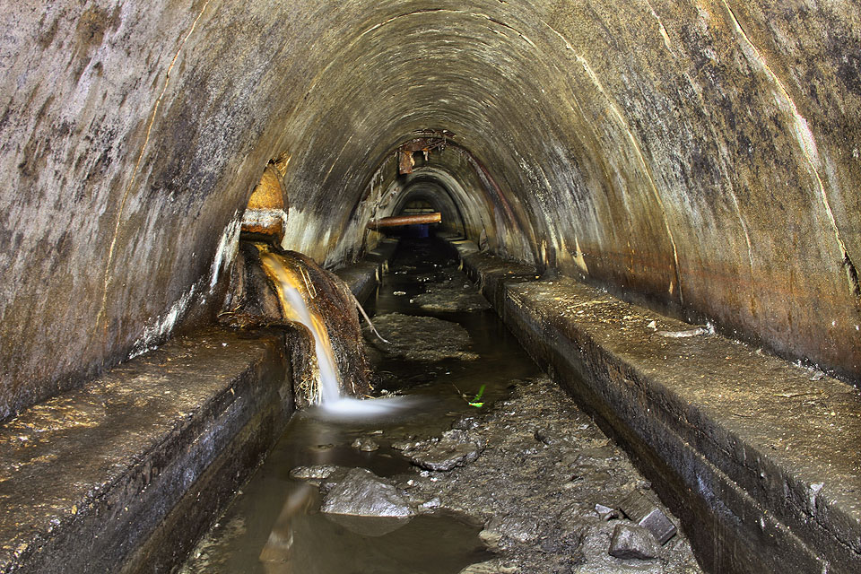 Няміга je dnes podzemní řekou, kterou znají minčané pouze z legend. Její osud je na vlas podobný brněnské Ponávce - město Мінск, které leželo podle historických záznamů na soutoku Нямігы a Свіслаче, nakonec obě řeky pohltilo. O tom, kde se vlastně nachází soutok, jenž dal původ městu, ví dnes z jeho obyvatel jen málokdo. My jsme do podzemí pronikli, soutok našli a připravujeme o něm <a href=/Tema/Tunel%20%C5%87amigy>článek</a>.