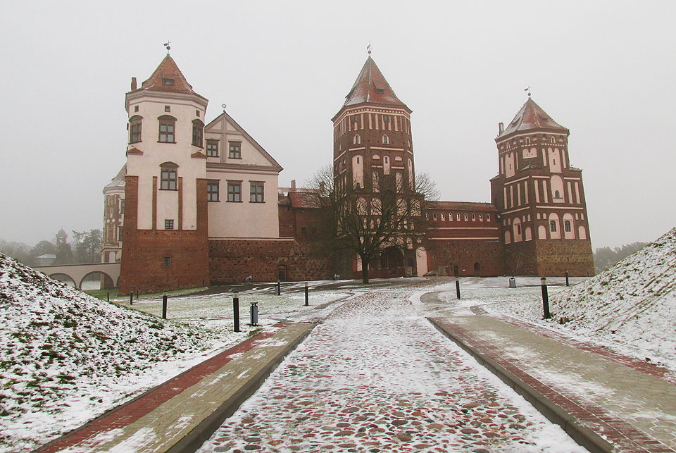 Druhou nejznámější historickou památkou Běloruska (po zámku Нясвіж) je zámek Мір. Leží navíc nedaleko od něj a 1. ledna 2017 působil v šeré mlze poněkud strašidelně. Zahrady okolo i nádvoří jsou přístupné zdarma a volně.