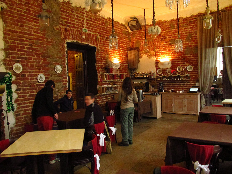 Také na zpáteční cestě jsme si dopřáli oběd v příjemném prostředí restaurace v bývalé poštovní stanici vesnice Няхачава, nazvané rusky Нехачево.