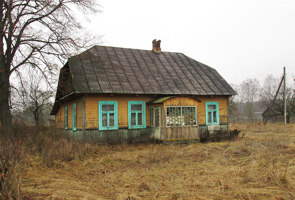 Naprosti restauraci se rozkládá železniční stanice se hřbitovem německých vojáků z 1. světové války a opodál několik opuštěných dřevěných domků - takových, jaké tvoří většinu chudého běloruského venkova.