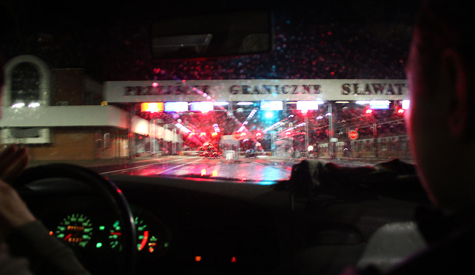 Ve 4 ráno jsme byli úspěšně na vnější hranici EU, menším (a volném bez čekání) hraničním přechodu mezi Polskem a Běloruskem Slawatycze - Леплёвка. Vyplnění formulářů trvalo necelou hodinku, pohraničníci nám zkontrolovali víza a mohli jsme jet.