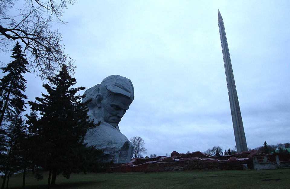 Pevnost Брэст jsem znal ze stejnojmenného běloruského filmu. Při natáčení filmové bitvy z 2. světové války ovšem zakryli obří dvacetimetrovou kamennou hlavu kulisami kostela.