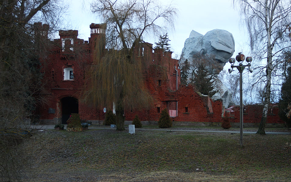 Kdo chce poznat brutalizmus, neměl by brestskou pevnost po cestě do Мінску minout.